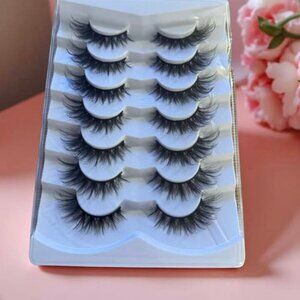 WISPY DRAMATIC EYELASHES